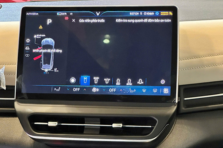 Sau khi ra mắt vào năm 2023, VinFast VF7 đã nhanh chóng trở thành mẫu xe quen thuộc tại thị trường Việt Nam. Trong năm 2024, mẫu SUV này thắng lớn tại Car Choice Awards 2024, giành hai giải thưởng danh giá: "Xe dẫn đầu xu hướng" và "Đột phá thiết kế trên ôtô hiện đại".