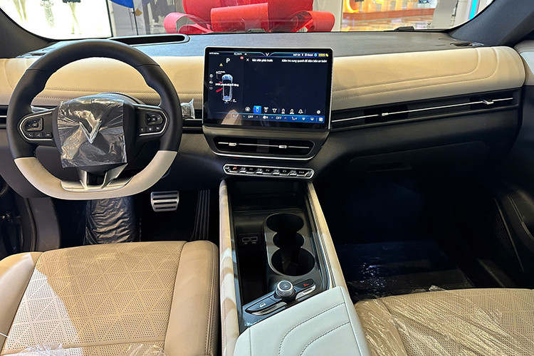 Chiếc VinFast VF7 mà Lê Dương Bảo Lâm mua tặng bố thuộc phiên bản Plus, mức giá xe VinFast VF7 Plus chính hãng niêm yết ở mức từ 999 triệu đồng (không kèm pin) hoặc 1,199 tỷ đồng (kèm pin). Mặc dù chưa rõ anh lựa chọn gói pin nào, chiếc xe SUV điện Vinfast VF7 vẫn gây chú ý với màu sơn xám sang trọng.