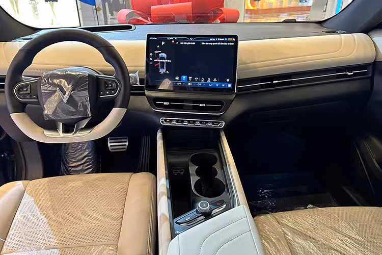 Chiếc VinFast VF7 mà Lê Dương Bảo Lâm mua tặng bố thuộc phiên bản Plus, mức giá xe VinFast VF7 Plus chính hãng niêm yết ở mức từ 999 triệu đồng (không kèm pin) hoặc 1,199 tỷ đồng (kèm pin). Mặc dù chưa rõ anh lựa chọn gói pin nào, chiếc xe SUV điện Vinfast VF7 vẫn gây chú ý với màu sơn xám sang trọng.