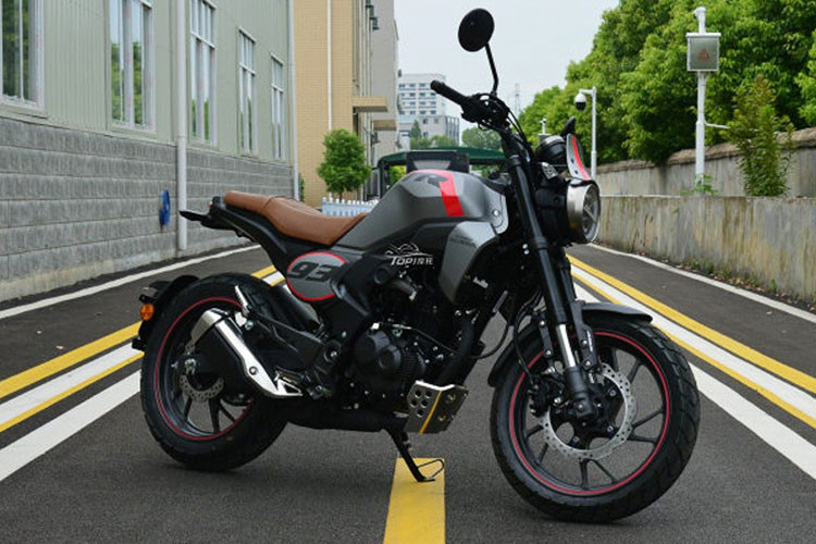 Đây là một mức giá rất hợp lý cho một mẫu xe có thiết kế tân cổ điển đẹp mắt, trang bị hiện đại như CB190Khi về Việt Nam, mẫu xe này hiện chỉ được bán qua một số cửa hàng nhập khẩu tư nhân với mức giá khoảng 74 triệu đồng.