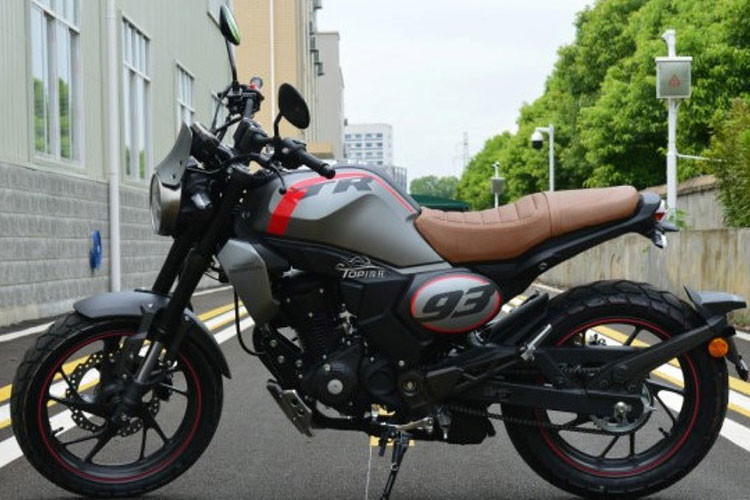 Theo đó, đây là một mẫu xe được thiết kế theo kiểu dáng Neo Sport Cafe nổi tiếng đến từ hãng xe Nhật Bản và phiên bản đặc biệt này sở hữu nét đẹp hết sức mượt mà và được đánh giá là đẹp hơn cả phiên bản Honda CB150R cỡ nhỏ hiện đang có mặt tại Việt Nam.