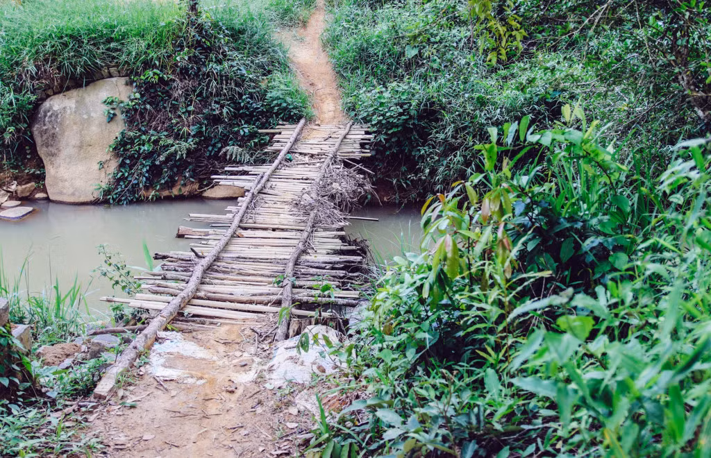 Để đến được Liliang và đắm chìm mình trong thiên nhiên xanh bát ngát, bạn phải vượt qua một chặng đường cũng khá khó khăn, nhưng cũng rất hùng vĩ bởi núi đồi chập trùng.