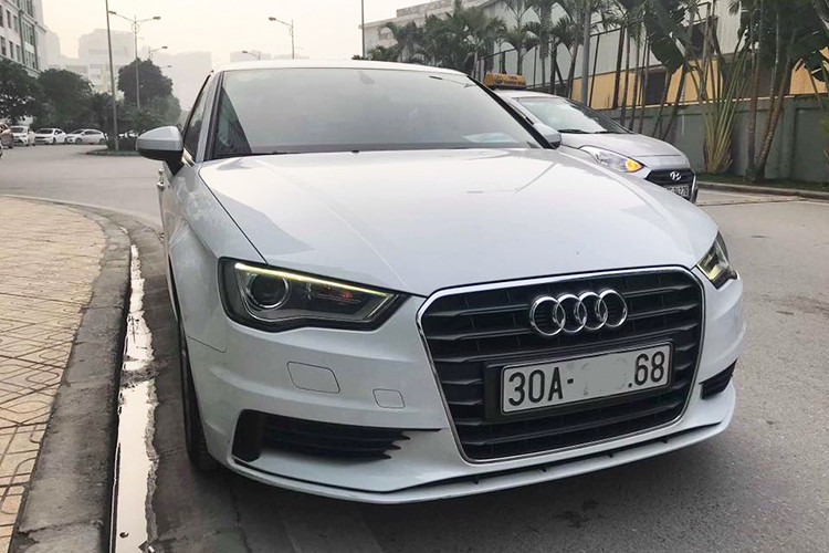 Audi A3 sedan 2013 được ra mắt tại Việt Nam vào tháng 10/2013. Thiết kế của xe vẫn mang những nét đặc trưng của hãng xe Đức. So với Audi A4, A3 mang hơi hướng của một chiếc coupe hơn giống A5. Hốc hút gió chính phía trước cỡ lớn, bên cạnh 2 hai hốc hút gió nhỏ có dạng lưới.
