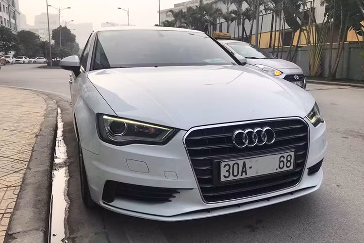 Audi A3 sedan 2013 được ra mắt tại Việt Nam vào tháng 10/2013. Thiết kế của xe vẫn mang những nét đặc trưng của hãng xe Đức. So với Audi A4, A3 mang hơi hướng của một chiếc coupe hơn giống A5. Hốc hút gió chính phía trước cỡ lớn, bên cạnh 2 hai hốc hút gió nhỏ có dạng lưới.