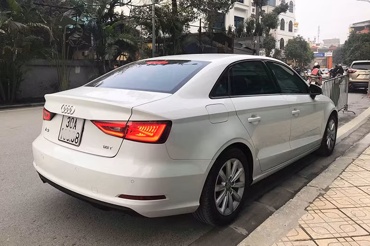 Chiếc xe sang Audi A3 mang biển số Hà Nội trong bài viết này thuộc phiên bản 2014, sản xuất năm 2013 và được nhập khẩu từ Đức. Theo người bán mời chào thì chiếc xe còn khá đẹp, 1 đời chủ và chỉ mới lăn bánh được khoảng 4 vạn km đi kèm biển số với ba số đuôi khá đẹp 168 - dân chơi biển đẹp còn gọi là "nhất lộc phát".