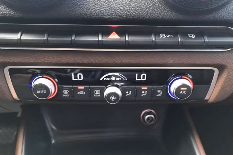 Vô-lăng là loại bọc da 4 chấu, tích hợp một số phím chức năng hỗ trợ người lái. Màn hình hiển thị phía sau dạng điện tử và đồng hồ analog. Cần số bọc da gắn logo S-Tronic. Phía dưới là núm xoay điều chỉnh màn hình giải trí công nghê MMI. Khoang hành khách phía sau rộng rãi cho 3 người ngồi. Cửa gió điều hoà riêng biệt.