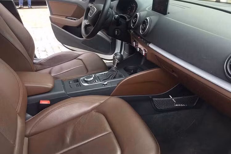 Khoang chứa hành lý của xe được thiết kế với dung tích 425 lít. Nắp cốp sau ngay khi được mở sẽ tự động đẩy lên cao. Khoang chứa hành lý có thể được mở rộng hơn bằng cách gập tựa lưng của hàng ghế sau xuống.