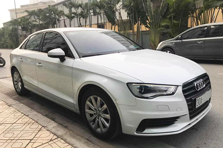 Chiếc xe sang Audi A3 bản sedan trong bài viết này hiện đang được chủ nhân rao bán trên các diễn đàn mua bán xe cũ với giá chỉ 870 triệu đồng. Vào năm 2014, xe được chính hãng Audi tại Việt Nam chào bán với mức giá khởi điểm từ 1,395 tỷ đồng.