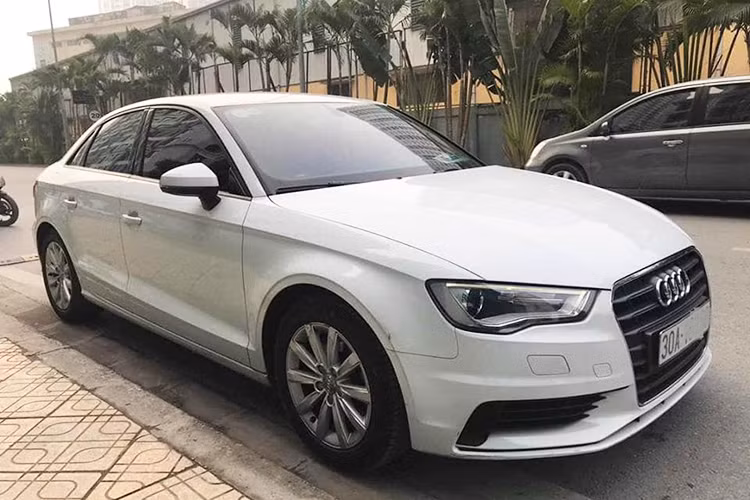 Chiếc xe sang Audi A3 bản sedan trong bài viết này hiện đang được chủ nhân rao bán trên các diễn đàn mua bán xe cũ với giá chỉ 870 triệu đồng. Vào năm 2014, xe được chính hãng Audi tại Việt Nam chào bán với mức giá khởi điểm từ 1,395 tỷ đồng.