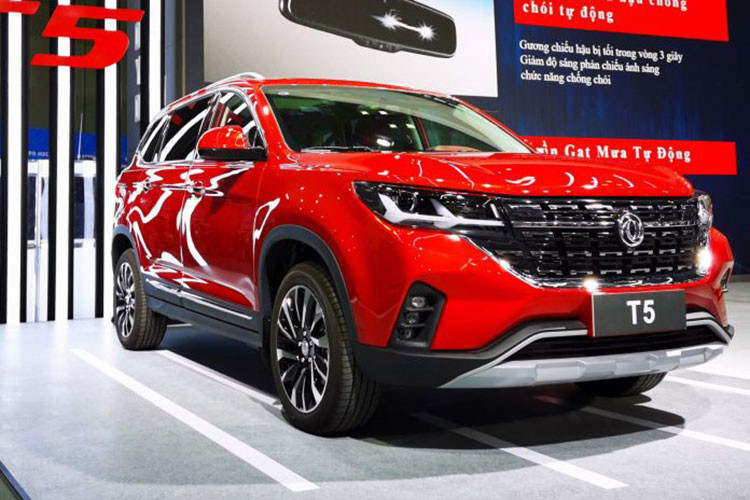 Mẫu xe ôtô Dongfeng T5 của Trung Quốc đã gây bất ngờ khi trình làng tại Việt Nam với phiên bản cao cấp, mức giá bán dự kiến của xe khoảng 700 triệu đồng rẻ hơn hầu hết các đối thủ tại Nhật, Hàn hay Pháp được định vị cùng phân khúc như; Hyundai Tucson, Mazda CX-5 và Peugeot 3008.