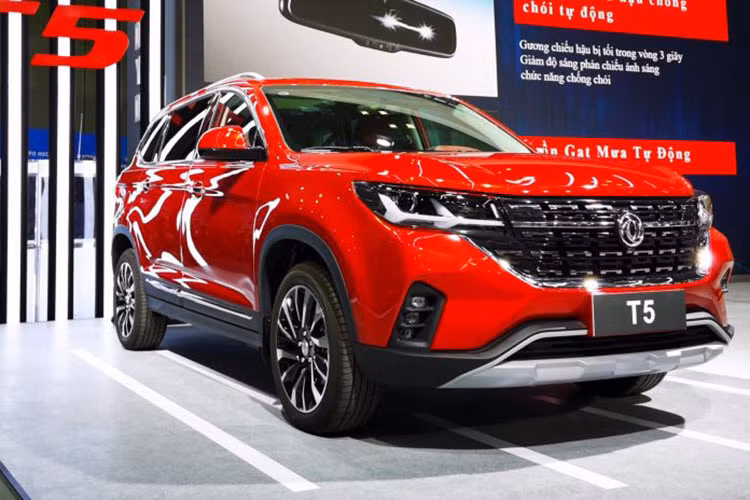 Mẫu xe ôtô Dongfeng T5 của Trung Quốc đã gây bất ngờ khi trình làng tại Việt Nam với phiên bản cao cấp, mức giá bán dự kiến của xe khoảng 700 triệu đồng rẻ hơn hầu hết các đối thủ tại Nhật, Hàn hay Pháp được định vị cùng phân khúc như; Hyundai Tucson, Mazda CX-5 và Peugeot 3008.