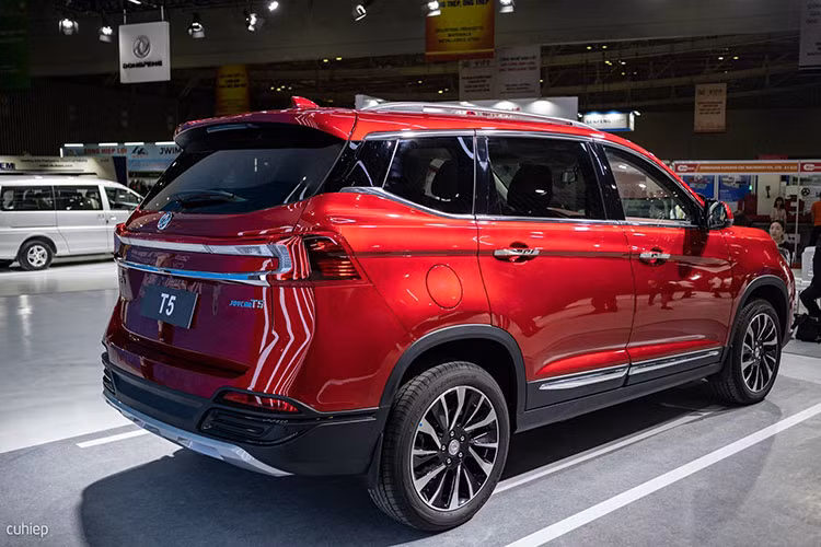 Các đường gân ở hai bên sườn xe tương đối rõ ràng và mượt mà. Đường viền cửa sổ bên và đường viền nóc quanh xe đều được trang trí mạ crôm. Đuôi xe được thiết kế kiểu phân chia từng tầng, kết hợp với đèn hậu kéo dài nối liền với một đường cắt mạ crôm bên dưới, nhằm bao quanh chữ “Forthing” ở trung tâm.