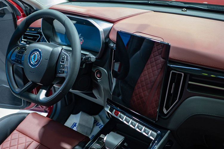 Các tính năng tiện ích như hệ thống thông tin giải trí được vận hành bằng hệ thống kết nối Future Link 3.0 vốn được Dongfeng hợp tác phát triển cùng Tencent. Thêm vào đó, Dongfeng T5 còn trang bị một số hệ thống hỗ trợ tài xế ADAS, bao gồm hệ thống kiểm soát hành trình, phanh khẩn cấp tự động, cảnh báo chuyển làn đường, đèn pha xa gần thông minh…