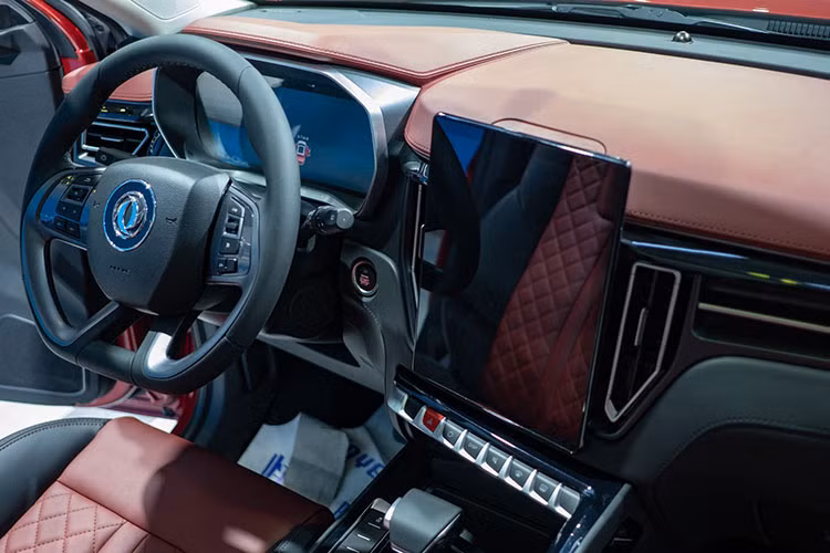 Các tính năng tiện ích như hệ thống thông tin giải trí được vận hành bằng hệ thống kết nối Future Link 3.0 vốn được Dongfeng hợp tác phát triển cùng Tencent. Thêm vào đó, Dongfeng T5 còn trang bị một số hệ thống hỗ trợ tài xế ADAS, bao gồm hệ thống kiểm soát hành trình, phanh khẩn cấp tự động, cảnh báo chuyển làn đường, đèn pha xa gần thông minh…