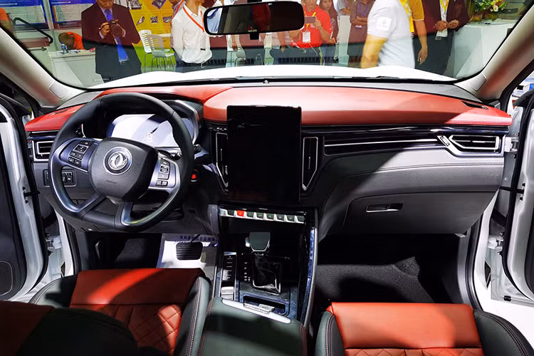 Bên trong nội thất, Dongfeng T5 được trang bị một màn hình LCD 12 inch ở bảng đồng hồ (hiển thị được cả bản đồ) và màn hình LCD 12,3 inch ở cụm điều khiển trung tâm có thể kết nối Apple Car Play. Đây là trang bị vốn chỉ xuất hiện trên các dòng xe sang đắt tiền, tuy nhiên nếu quan sát kỹ sẽ thấy nó không được "mượt" như quảng cáo từ nhà sản xuất.