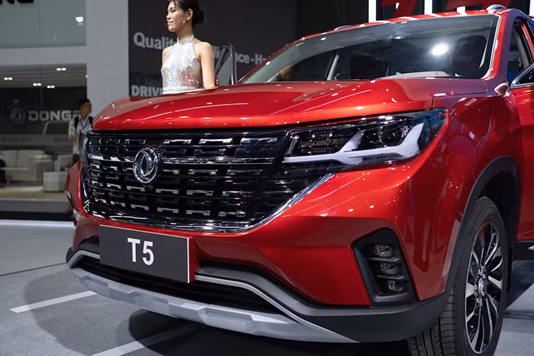 Thiết kế phần đầu của mẫu xe Dongfeng T5 tại Việt Nam có những đường nét được nhận định là khá giống Volkswagen. Đầu xe với cụm đèn chiếu sáng ăn sâu vào lưới tản nhiệt mang đến cảm giác như VW Touareg.