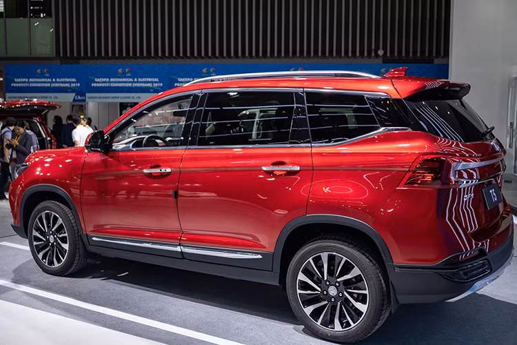 Hiện tại giá xe Dongfeng T5 chưa có công bố chính thức tại Việt Nam nhưng dự kiến sẽ từ 700 triệu đồng trở xuống, tùy từng phiên bản.