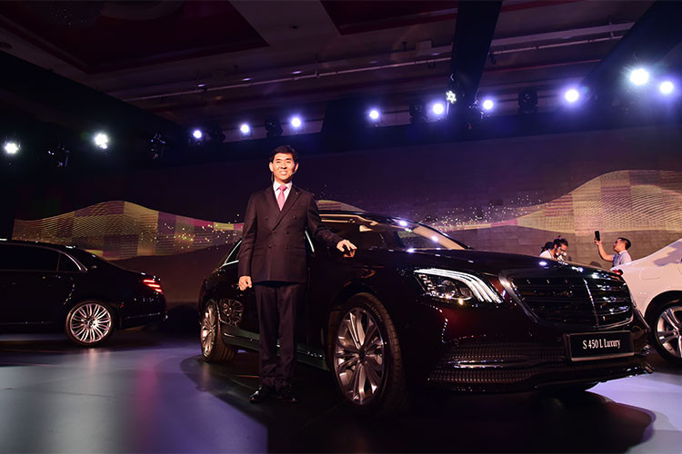 Kể từ khi ra mắt thế hệ thứ 6/2013, đã có hơn 300.000 xe S-Class đến tay các chủ nhân trên toàn cầu. Năm 2016, S-Class là chiếc sedan cỡ lớn được ưa chuộng nhất trên thế giới. Tại Việt Nam, S-Class luôn dẫn đầu phân khúc với hơn 80% thị phần của phân khúc sedan cỡ lớn. Doanh số của S-Class và Mercedes-Maybach hiện đang chiếm hơn 10% tổng doanh số của MBV.