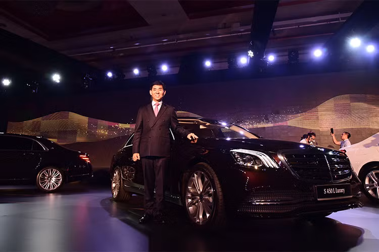 Kể từ khi ra mắt thế hệ thứ 6/2013, đã có hơn 300.000 xe S-Class đến tay các chủ nhân trên toàn cầu. Năm 2016, S-Class là chiếc sedan cỡ lớn được ưa chuộng nhất trên thế giới. Tại Việt Nam, S-Class luôn dẫn đầu phân khúc với hơn 80% thị phần của phân khúc sedan cỡ lớn. Doanh số của S-Class và Mercedes-Maybach hiện đang chiếm hơn 10% tổng doanh số của MBV.