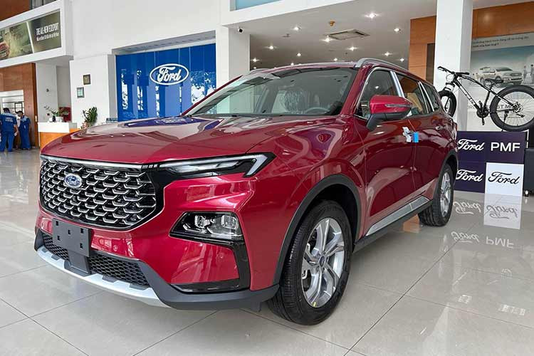 Đối với hãng xe Ford, khách hàng mua mẫu Territory trong tháng 11 này sẽ được hưởng 100% lệ phí trước bạ, tương đương với số tiền quy đổi là 82 - 112 triệu đồng (tùy từng địa phương). Giá xe sau ưu đãi chỉ còn dao động từ 740 - 823 triệu đồng.