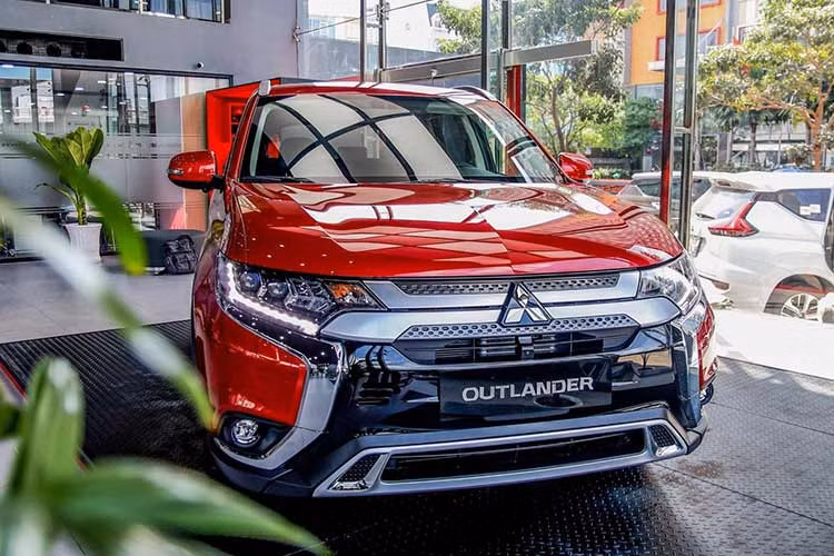 Trong tháng 11 này, Mitsubishi cũng hỗ trợ 100% lệ phí trước bạ cho xe SUV Outlander, mức ưu đãi quy đổi ra tiền mặt dao động từ 92 - 114 triệu đồng (tùy vào địa phương).