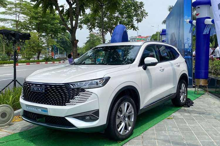 Haval H6 HEV và xuất hóa đơn trong tháng 11/2023 sẽ được ưu đãi 234 triệu đồng, giá xe giảm chỉ còn 862 triệu đồng. Bên cạnh đó, chủ xe còn được tặng thẻ dịch vụ trị giá 50 triệu đồng, thời hạn sử dụng 36 tháng sau khi kích hoạt. Với thẻ này, người dùng sẽ được giảm giá 10% trên tổng giá trị hóa đơn dịch vụ (chưa tính VAT).