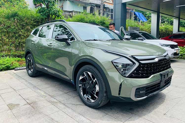 Khách hàng mua mẫu Kia Sportage ở thời điểm này cũng đang được các đại lý chạy chương trình khuyến mãi từ 60 - 70 triệu đồng (tùy phiên bản). Hiện xe đang được bán ra với giá niêm yết từ 859 - 1.029 triệu đồng.