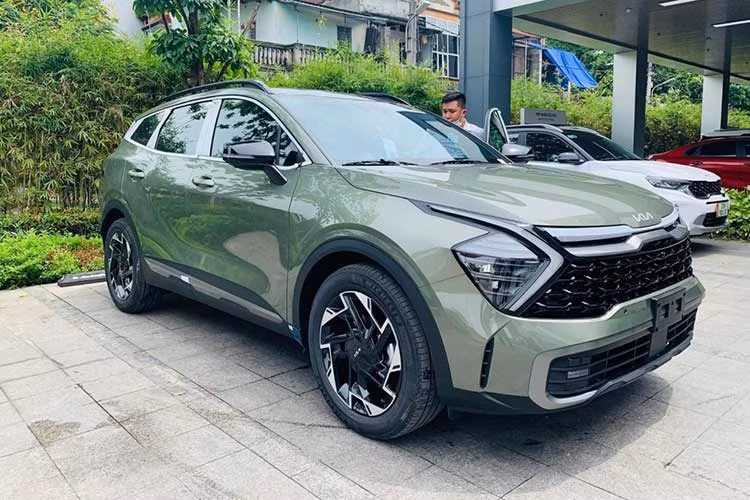 Khách hàng mua mẫu Kia Sportage ở thời điểm này cũng đang được các đại lý chạy chương trình khuyến mãi từ 60 - 70 triệu đồng (tùy phiên bản). Hiện xe đang được bán ra với giá niêm yết từ 859 - 1.029 triệu đồng.