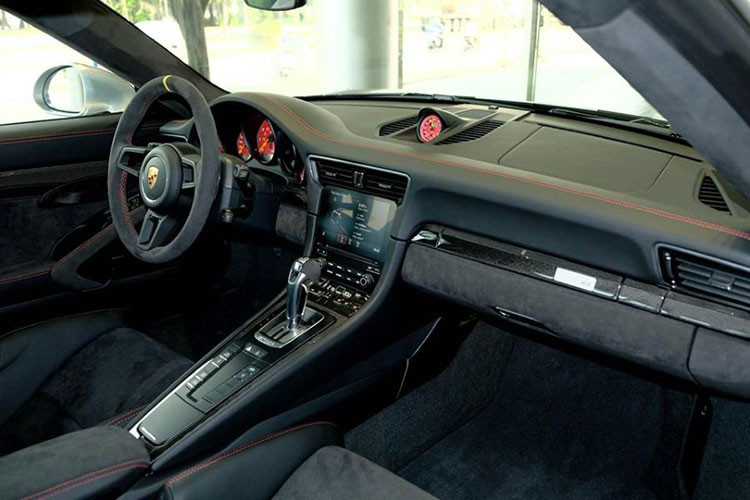 Nội thất của Porsche 911 GT2 RS vừa tìm thấy chủ tại Việt Nam được bọc da lộn tạo tông trầm, đi kèm đường chỉ đỏ tương phản. Vật liệu sợi carbon siêu nhẹ tiếp tục được sử dụng để tạo điểm nhấn thể thao, đồng thời làm giảm trọng lượng cho xe.