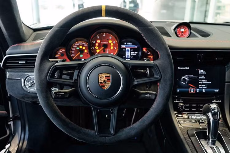 Tay lái của mẫu siêu xe Porsche 911 GT2 RS thể thao này với lẫy chuyển số cho phép sang số thể thao và nhanh chóng. Người lái và hành khách đều trải nghiệm được tính lái năng động của mẫu xe thể thao hiệu suất cao này với hệ thống ghế ngồi thể thao bằng carbon.