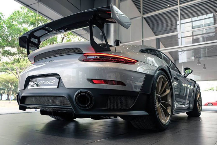 Những bộ phận mang tính khí động học trên siêu xe Porsche 911 GT2 RS mới đều được áp dụng loại vật liệu nhẹ này, bao gồm: hốc gió trên nắp ca-pô, cánh lướt gió phía trước và đuôi gió cỡ lớn ở phía sau.