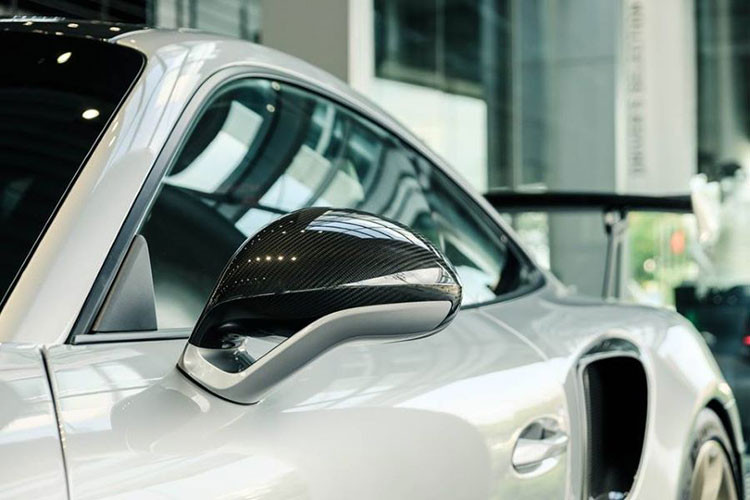 Ngoài ra bề ngoài của Porsche 911 GT2 RS còn nổi bật với bộ la-zăng thể thao được phủ màu vàng trắng satin White Gold Metallic khá ấn tượng với kích thước bánh trước 20 inch và 21 inch ở bánh sau. Các vành xe được bọc gọn trong bộ lốp hiệu suất cực cao Ultra High Performance.