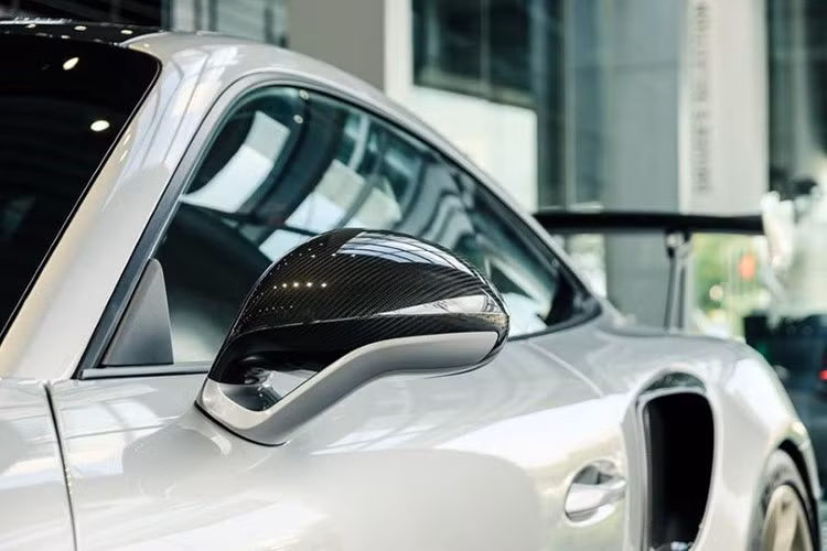 Ngoài ra bề ngoài của Porsche 911 GT2 RS còn nổi bật với bộ la-zăng thể thao được phủ màu vàng trắng satin White Gold Metallic khá ấn tượng với kích thước bánh trước 20 inch và 21 inch ở bánh sau. Các vành xe được bọc gọn trong bộ lốp hiệu suất cực cao Ultra High Performance.