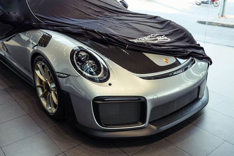 Chiếc Porsche 911 GT2 RS mới độc nhất Việt Nam này được bàn giao tới tay khách hàng là chiếc đã về nước hồi đầu tháng 1 năm nay. Xe sở hữu màu sơn ghi xám cùng với nhiều chi tiết được gia công từ sợi carbon.