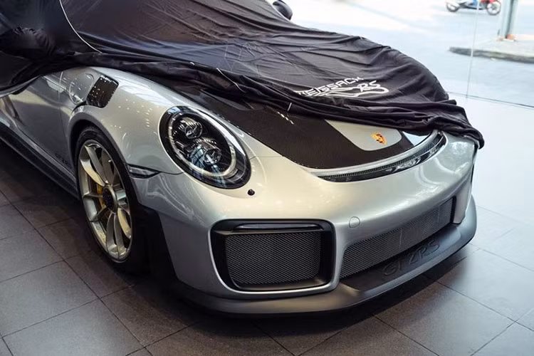 Chiếc Porsche 911 GT2 RS mới độc nhất Việt Nam này được bàn giao tới tay khách hàng là chiếc đã về nước hồi đầu tháng 1 năm nay. Xe sở hữu màu sơn ghi xám cùng với nhiều chi tiết được gia công từ sợi carbon.