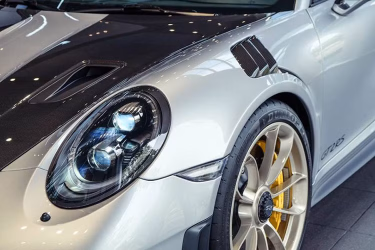 Chưa hết, một điểm nhấn rất đáng chú ý nữa trên chiếc 911 GT2 RS này chính là bộ đĩa phanh đặc biệt - kết hợp giữa gốm và carbon mà Porsche gọi đó là Ceramic Composite Brake, đây là trang bị tiêu chuẩn của GT2 RS 2018.