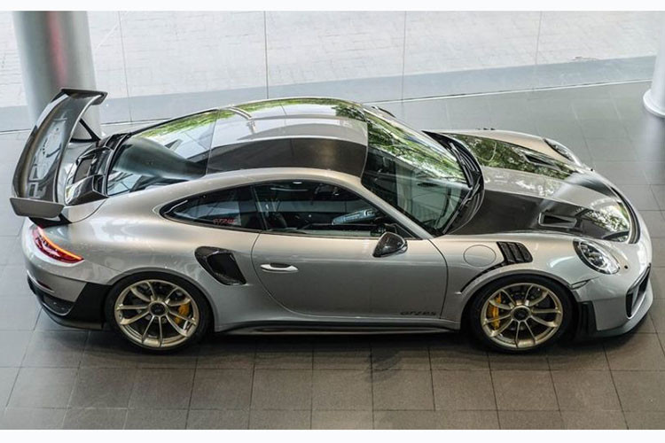 Xe sở hữu khả năng tăng tốc từ vị trí xuất phát lên 100 km/h chỉ trong thời gian 2,8 giây trước khi đạt vận tốc tối đa 340 km/h. Xe không được trang bị hệ dẫn động 4 bánh toàn thời gian mà dùng hệ dẫn động cầu sau, đi với khung gầm theo phong cách xe đua. Giá xe Porsche 911 GT2 RS tại Việt Nam dành cho bản tiêu chuẩn khoảng 20,19 tỷ đồng.