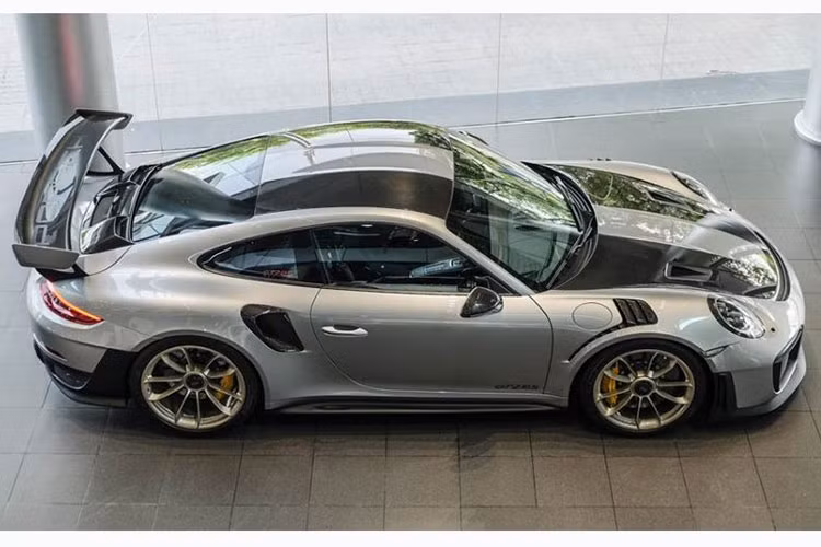 Xe sở hữu khả năng tăng tốc từ vị trí xuất phát lên 100 km/h chỉ trong thời gian 2,8 giây trước khi đạt vận tốc tối đa 340 km/h. Xe không được trang bị hệ dẫn động 4 bánh toàn thời gian mà dùng hệ dẫn động cầu sau, đi với khung gầm theo phong cách xe đua. Giá xe Porsche 911 GT2 RS tại Việt Nam dành cho bản tiêu chuẩn khoảng 20,19 tỷ đồng.