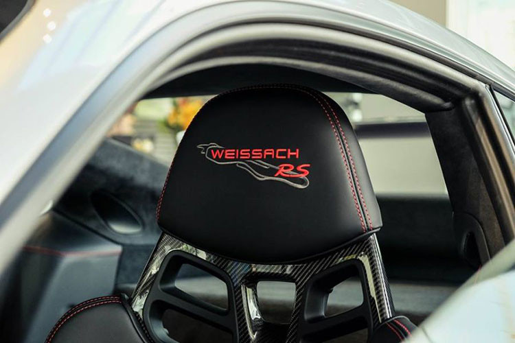 Porsche 911 GT2 RS được mệnh danh là chiếc 911 mạnh nhất trong lịch sử nhà Porsche, xe sở hữu khối động cơ Boxer 6 xi-lanh, tăng áp kép, dung tích 3,8 lít, sản sinh công suất tối đa lên đến 700 mã lực và mô-men xoắn cực đại đạt 750 Nm. Khác với chiếc Porsche 911 GT3 2018 độc nhất Việt Nam, xe chỉ có độc nhất một loại hộp số là PDK tự động 7 cấp.