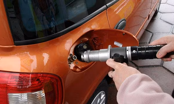 Petrolimex se hoan tien sua xe oto chet may do xang A95