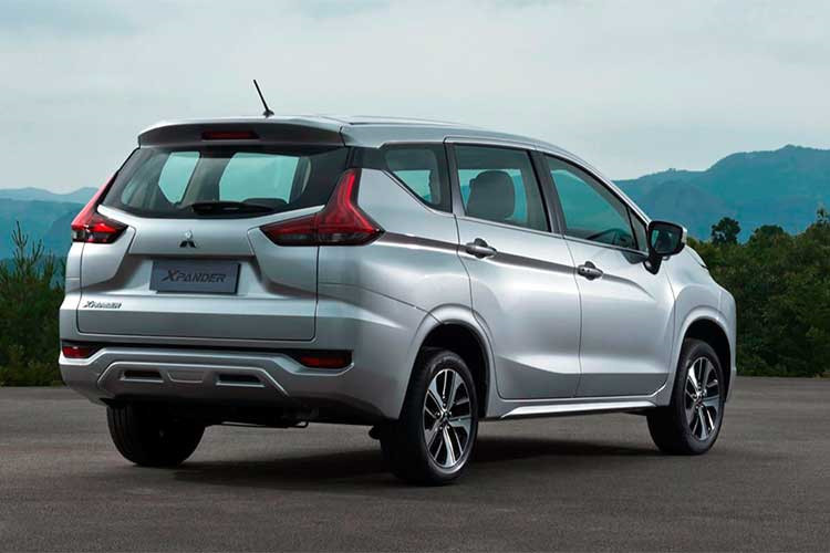 Nhà phân phối và lắp ráp xe ôtô Nhật Bản tại Việt Nam hiện bán ra phiên bản Mitsubishi Xpander MT tại thị trường Việt với giá 550 triệu đồng, trong khi phiên bản Xpander AT giảm 30 triệu đồng, về mức 620 triệu đồng và tặng bộ phụ kiện 20 triệu đồng cho khách mua xe.