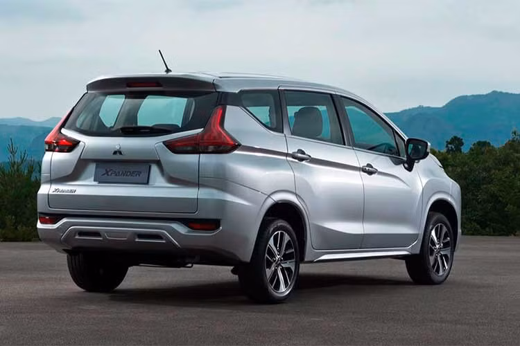 Nhà phân phối và lắp ráp xe ôtô Nhật Bản tại Việt Nam hiện bán ra phiên bản Mitsubishi Xpander MT tại thị trường Việt với giá 550 triệu đồng, trong khi phiên bản Xpander AT giảm 30 triệu đồng, về mức 620 triệu đồng và tặng bộ phụ kiện 20 triệu đồng cho khách mua xe.
