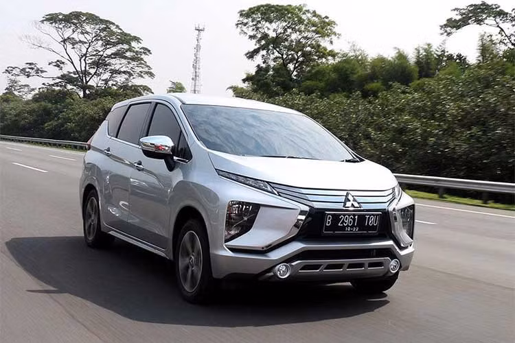 Tại thị trường Việt Nam, mối thủ đe dọa lớn nhất tới doanh số của Mitsubishi Xpander chính là Toyota Rush. Mẫu xe Rush của Toyota phiên bản 1.5l vừa chính thức ra mắt vào tháng 9/2018 vừa qua với giá bán 688 triệu đồng. Tuy nhiên so với đối thủ, Toyota Rush đang bị làm giá nhiều hơn - đặc biệt là việc địa lý bắt khách hàng mua xe kèm phụ kiên tới gần 100 triệu đồng.