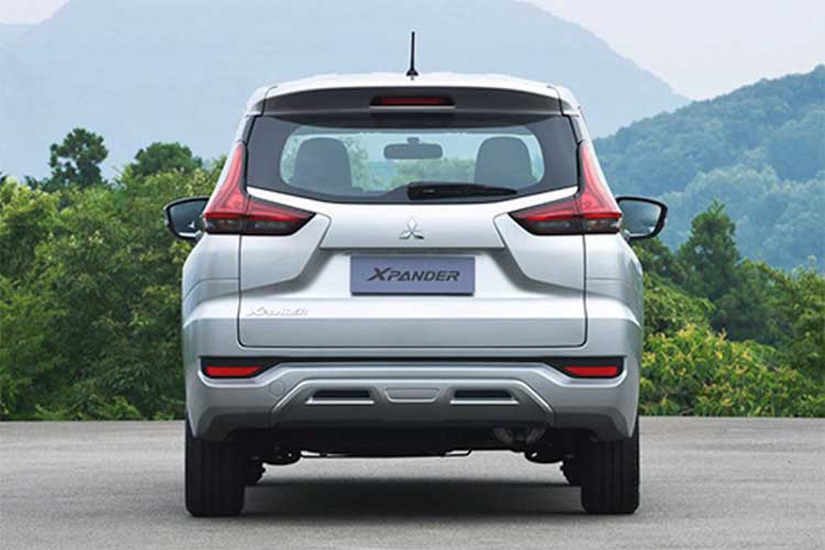 Các chi tiết ngoại thất ở Mitsubishi Xpander gây ấn tượng mạnh với những đường nét thể thao, góc cạnh sắc sảo, nổi khối trên toàn thân xe. Phía sau, đèn đuôi và đèn phanh chữ L tách rời, cụm đèn hậu tích hợp công nghệ đèn LED. Gầm xe cũng thiết kế ấn tượng với cản sau lớn, ống xả được giấu gọn phía dưới gầm.