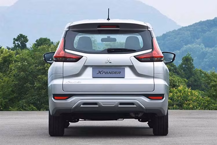 Các chi tiết ngoại thất ở Mitsubishi Xpander gây ấn tượng mạnh với những đường nét thể thao, góc cạnh sắc sảo, nổi khối trên toàn thân xe. Phía sau, đèn đuôi và đèn phanh chữ L tách rời, cụm đèn hậu tích hợp công nghệ đèn LED. Gầm xe cũng thiết kế ấn tượng với cản sau lớn, ống xả được giấu gọn phía dưới gầm.