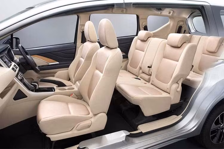 Xe có đủ 3 hàng ghế để chở đủ 7 người trưởng thành, trong đó hàng ghế thứ 2 gập theo tỉ lệ 60/40, còn hàng ghế thứ 3 gập theo tỉ lệ 50/50. Cả hai phiên bản đều chỉ có điều hòa chỉnh tay nhưng có tới 2 dàn lạnh và hệ thống chỉnh gió độc lập cho hàng ghế sau. Xe hướng tới mục đích chuyên chở tiện dụng cho hành khách.