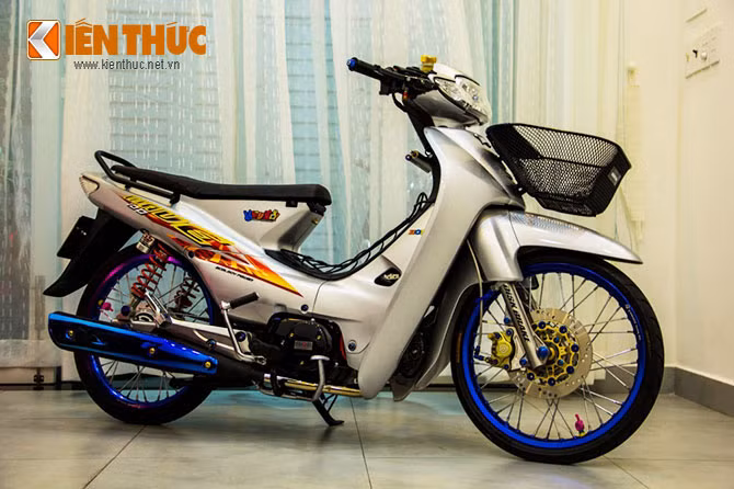 Chiếc xe máy Honda Wave 100 (sản xuất tại Việt Nam từ năm 2001 với cái tên Wave @) đã được một dân chơi tại Sài Gòn làm đẹp lại theo phong cách của người Thái kết hợp cùng dàn phụ kiện đồ chơi độ kiểng đã làm cho chiếc xế càng trở nên chất chơi hơn.