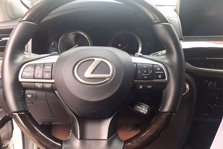 Bên cạnh đó, xe còn sở hữu lưới tản nhiệt hình con suốt cỡ lớn, đây cũng là phong cách đặc trưng của những sản phẩm Lexus thế hệ hiện tại. Trong khi đó, đuôi xe gây ấn tượng mạnh với đèn hậu hình chữ L lạ mắt. Bộ mâm hợp kim có kích cỡ lên tới 21inch thiết kế la zăng dạng 10 chấu bắt mắt.