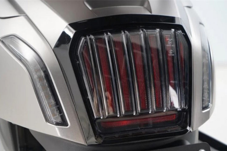 Nhà sản xuất còn bổ sung nhiều công nghệ tiên tiến khác cho Yiying Salina 150 như khởi động không cần chìa khóa, chìa khóa cảm biến từ xa, chìa khóa cơ gập tích hợp và nhiều trang bị khác.