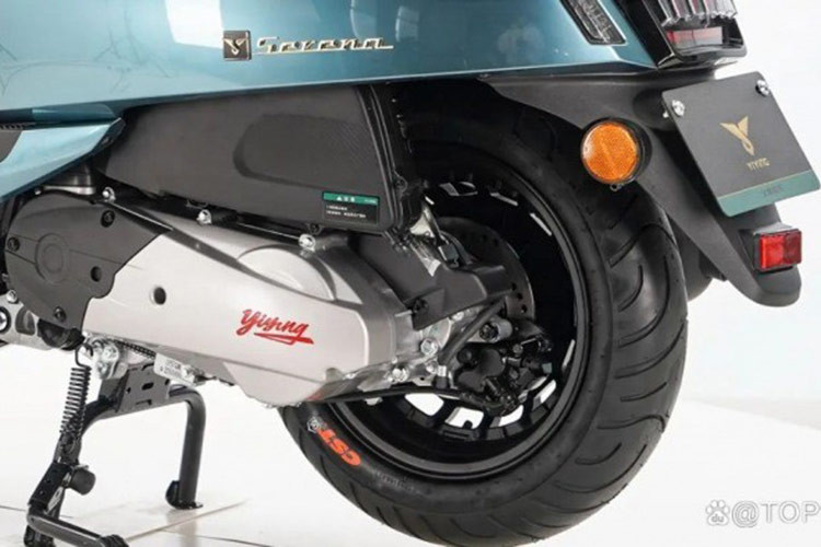 Đáng tiếc là Yiying Salina 150 chỉ có công nghệ phanh kết hợp CBS chứ chưa được trang bị hệ thống chống bó cứng phanh ABS như nhiều mẫu xe tay ga mới hiện nay đang bán trên thị trường.